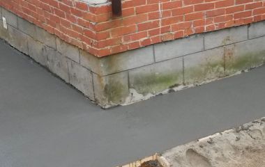 Как правильно сделать отмостку вокруг дома: от выбора материалов до уклона