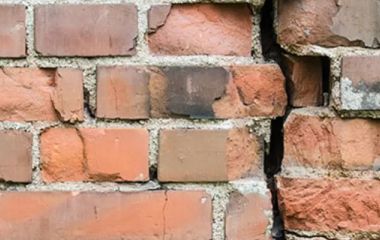 Как заделать трещину в несущей стене без последствий